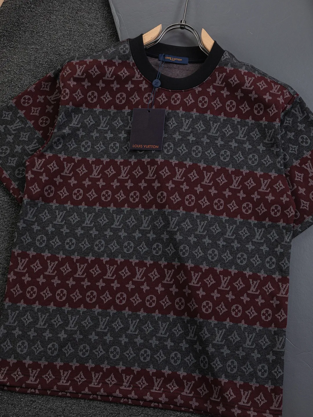 🅿️200 Louis Vuitton 1V LV lv slightly wide version S-XL LV 26ss new products are available at counters simultaneously. Multiple craftsmanship. Contrast color jacquard large stripes all over the body 🪡 embroidery. Round neck short-sleeved T-shirt, same style for men and women! Consigned to one-to-one creation. Synchronized with the official website, pure cotton fabrics at the counter! It is close to the skin and comfortable, durable and easy to wear. It has a classic and simple logo design and meticulous original craftsmanship. Short-sleeves, a must-have item for men, do not appear to be the same for the general public, but must be unique and eye-catching. This LV short-sleeve is all about quality, comfort, the same shape and fashion as always, including fabrics and cutting techniques. All of them have been made with great effort! 320 grams of washed pure cotton fabric, pure cotton is breathable, very refreshing and comfortable for daily wear. The rib knitting on the neckline is smooth and tight, and the neckline will not be skewed if you toss it at will. The loose version, you will find that it looks really good on the upper body. The overall is minimalist and neat, super versatile for daily use! Pair it casually with a pair of pants for a youthful look. A T-shirt will make your outfit crazy. It is a fashionable item that can never go wrong! Color: Green Burgundy Size: S-XL Size chart: S: Shoulder width 50-Bust 56-Length 70 M: Shoulder width 52-Bust 57-Length 72 L: Shoulder width 54-Bust 59-Length 74 XL: Shoulder width 56-Bust 62-Length 76